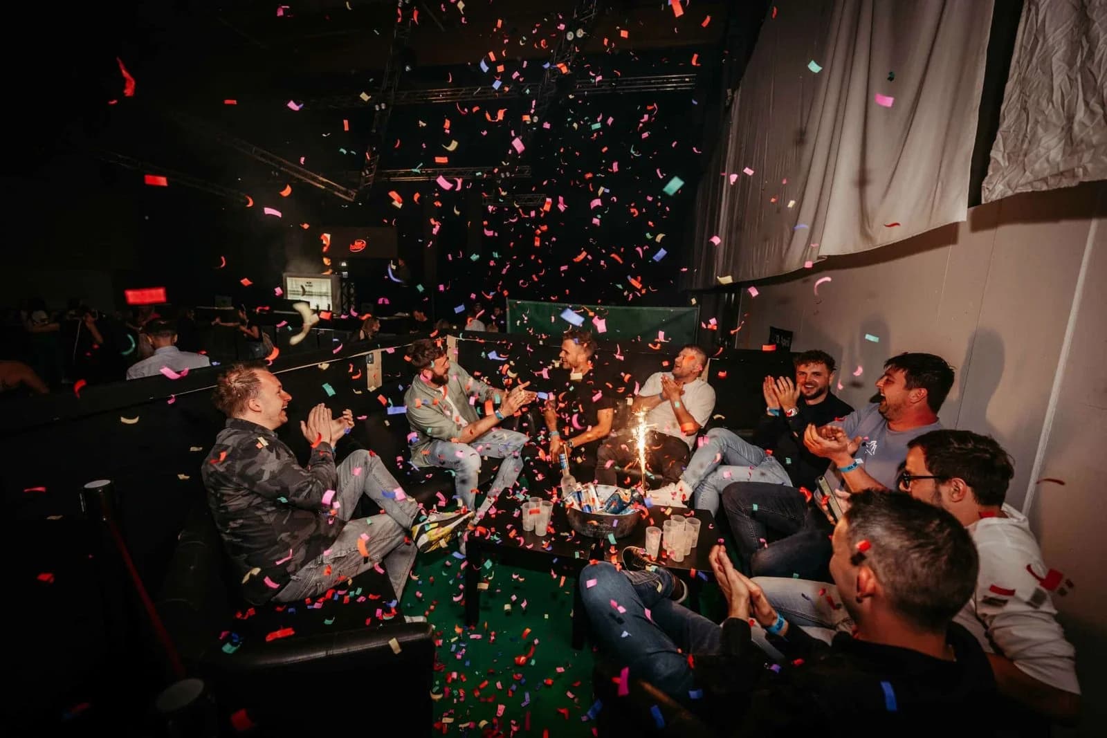 Konfettiregen in der VIP-Lounge